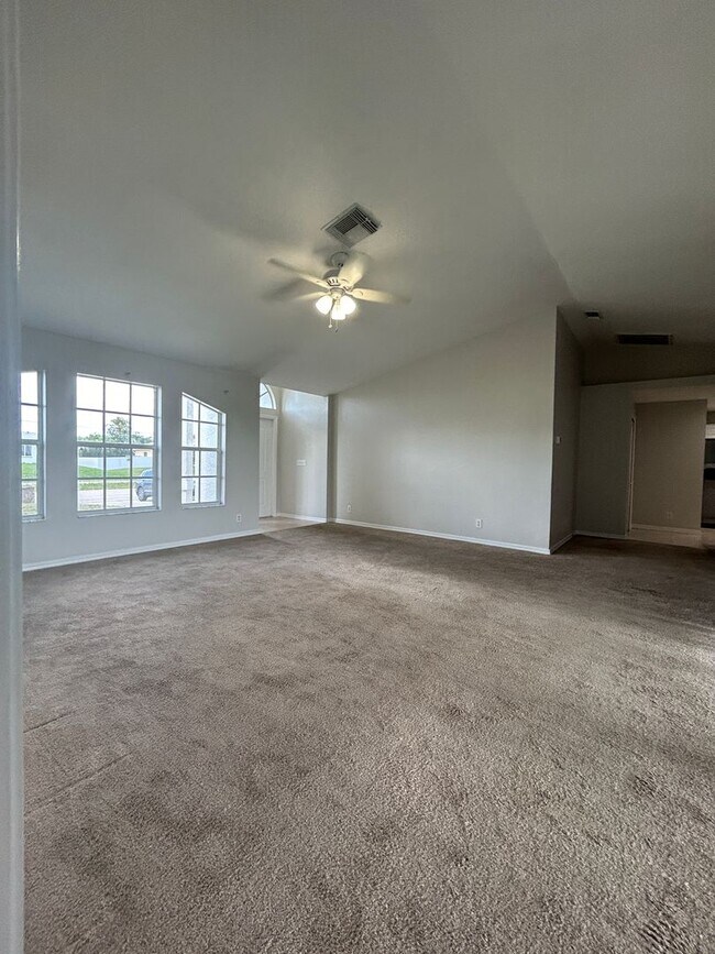 Foto del edificio - 3 Bedroom 2 Bath 2 Car Garage In Cape Coral!