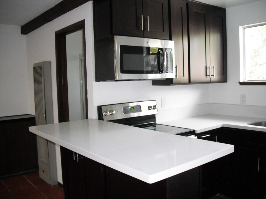 Kitchen - 528 Calderon Ave