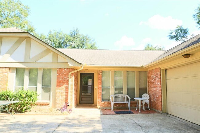 Foto del edificio - 3911 Cypress Lake Dr
