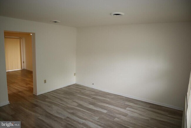 Building Photo - 533 Priscilla St