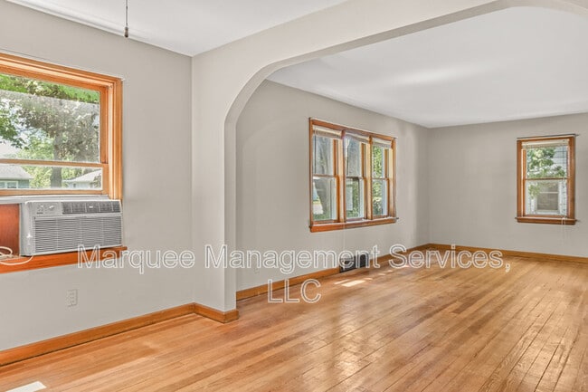 Building Photo - 534 Wilson St