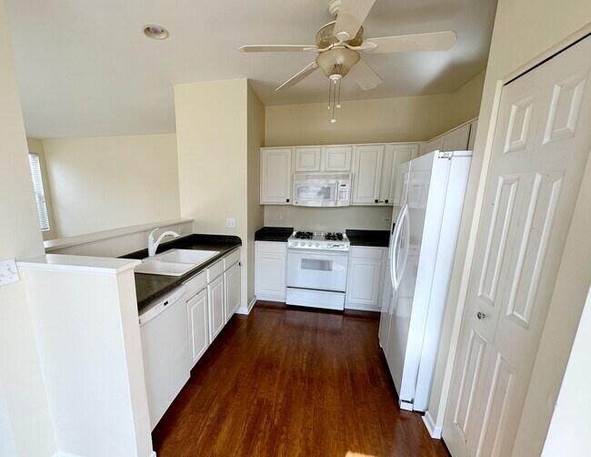 Foto del edificio - 619 Lakeridge Ct