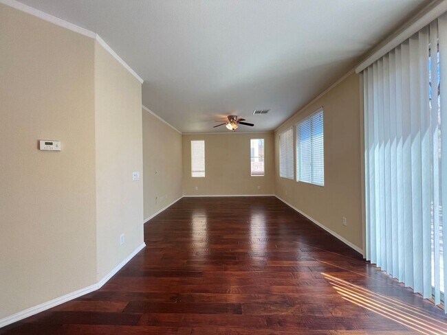 Building Photo - Beautiful Mountain Edge Home
