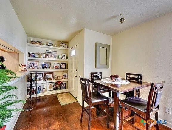 Building Photo - 460 Comal Ave