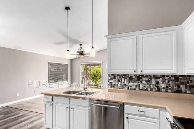 Foto del edificio - 8947 E Fairbrook St