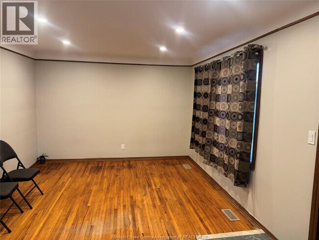 Building Photo - 3088 Parkwood Ave