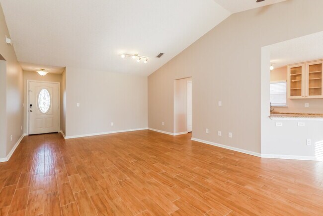 Building Photo - 421 MacKenzie Cir