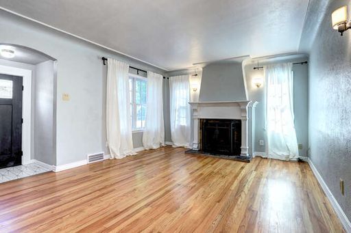 Building Photo - Beautiful 4 Bedroom 2 Bath Single Family H...