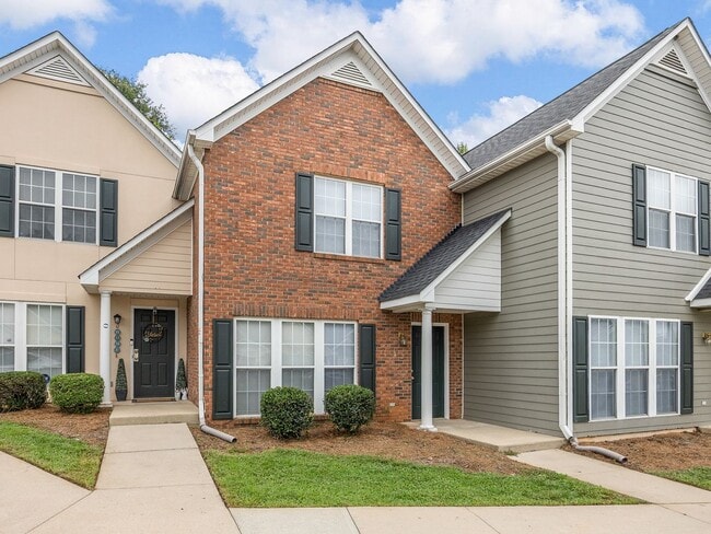 Building Photo - Freshly Renovated 2 BR, 2.5 BA Townhome Ce...