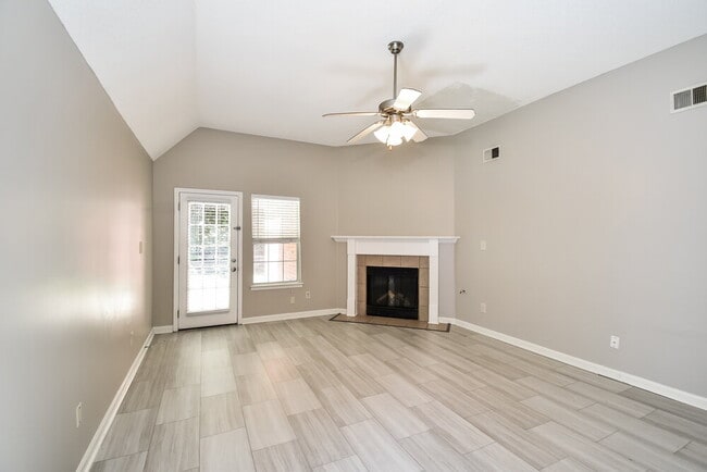 Foto del edificio - 7039 Maple Grove Rd