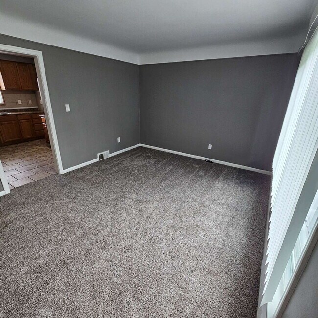 Foto del edificio - 3 Bedroom Updated Brick Ranch w/ 2 Car Attached Garage, Basement, Kitchen w/ All Stainless-Steel ...