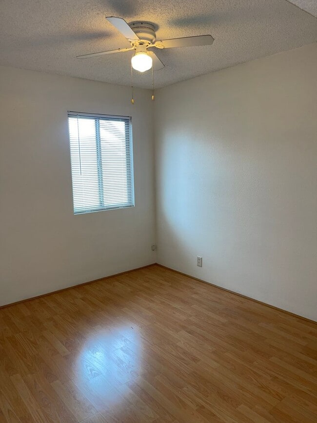 Foto del edificio - 3 Bed 1.5 Bath Duplex