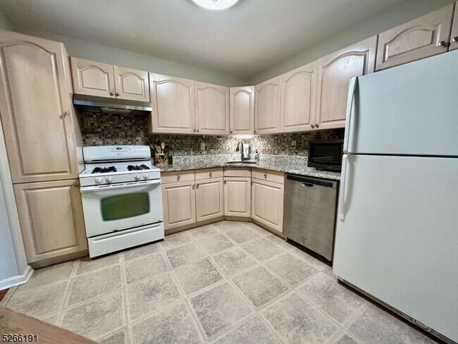 Building Photo - 31 Maple Ln