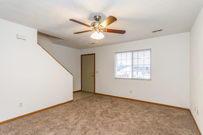 Building Photo - 750 Fountain View Dr