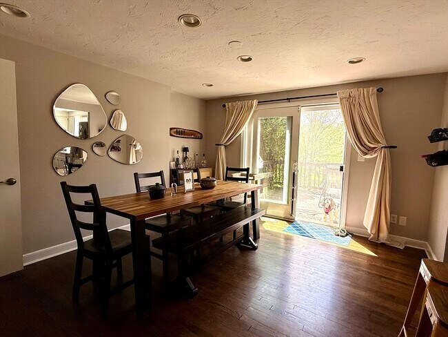 Foto del edificio - 26 Hammond Pond Pkwy