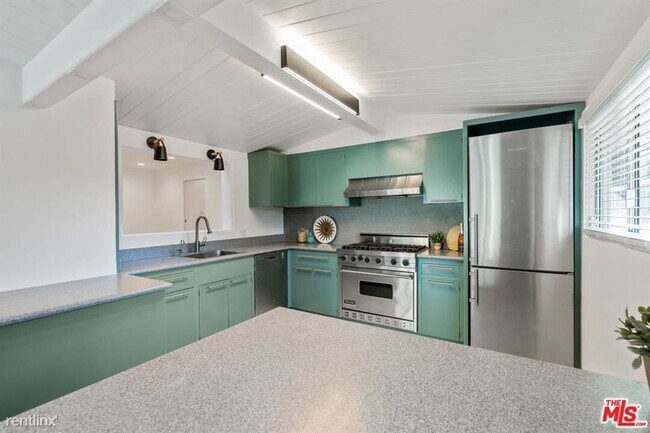 Foto del edificio - 3 br, 2 bath House - 8730 Hollywood Hills Rd