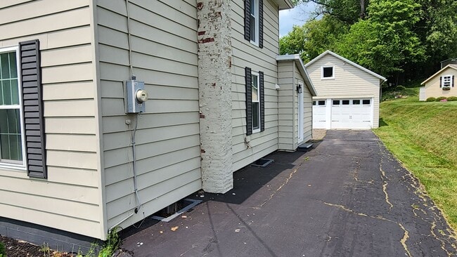 Building Photo - Rare Opportunity To Rent A Beautifully Upd...