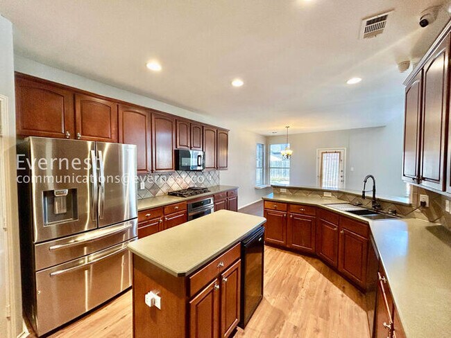 Foto del edificio - 5 Bed/3.5 Bath Home with Fenced Yard & Garage / Pet-Friendly / Vouchers Accepted