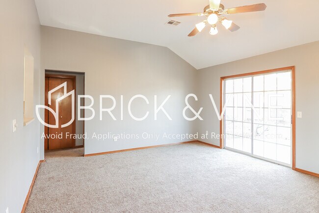 Foto del edificio - 8136 Bigwood Dr