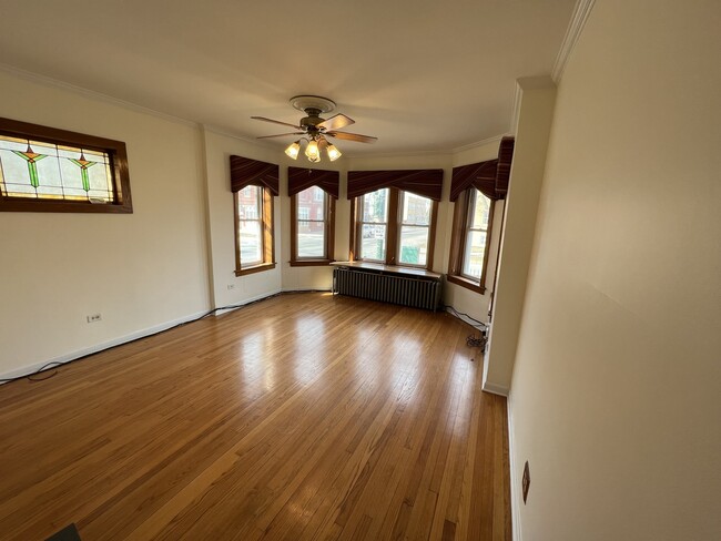 Foto del edificio - 3359 N Laramie Ave