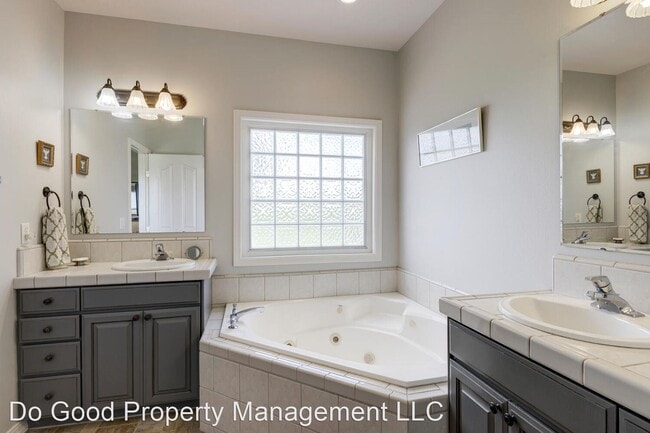 Building Photo - 4 br, 3 bath House - 14860 Alkmaar St
