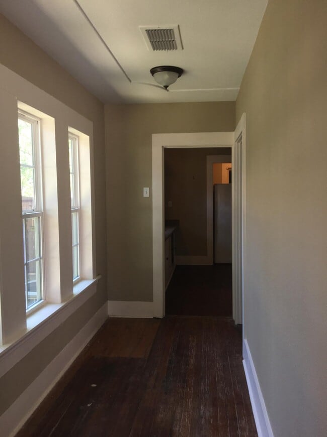 Building Photo - 916 N Austin St