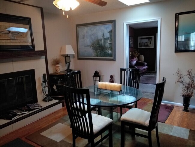 Comedor y entrada a la sala familiar. - 2620 Moody Ave