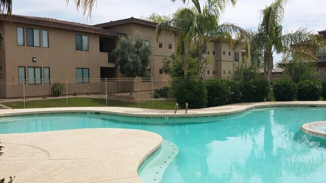 Building Photo - Condo located in prime Gilbert location