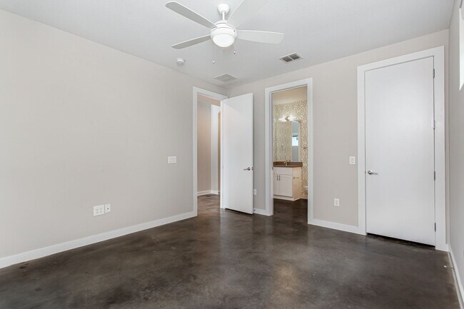 Building Photo - 4 Bedroom, 3 Bath Home in Glencoe Terrace!