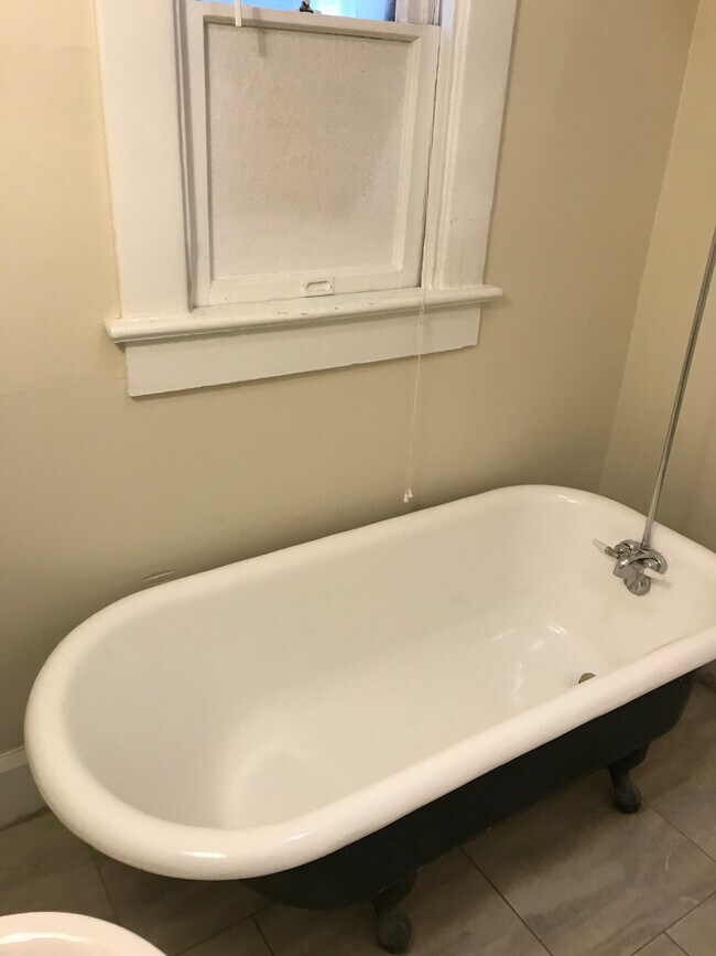 Clawfoot tub. - 2043 N Talbott St