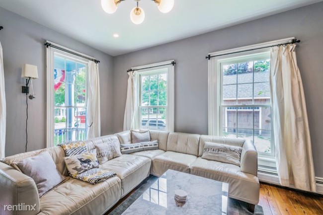 Foto del edificio - 3 br, 2 bath House - 19 Maple Ave