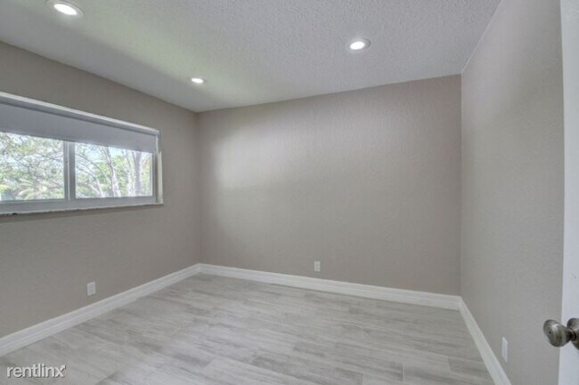 Building Photo - 3 br, 3 bath Apartment - 398 W Camino Real