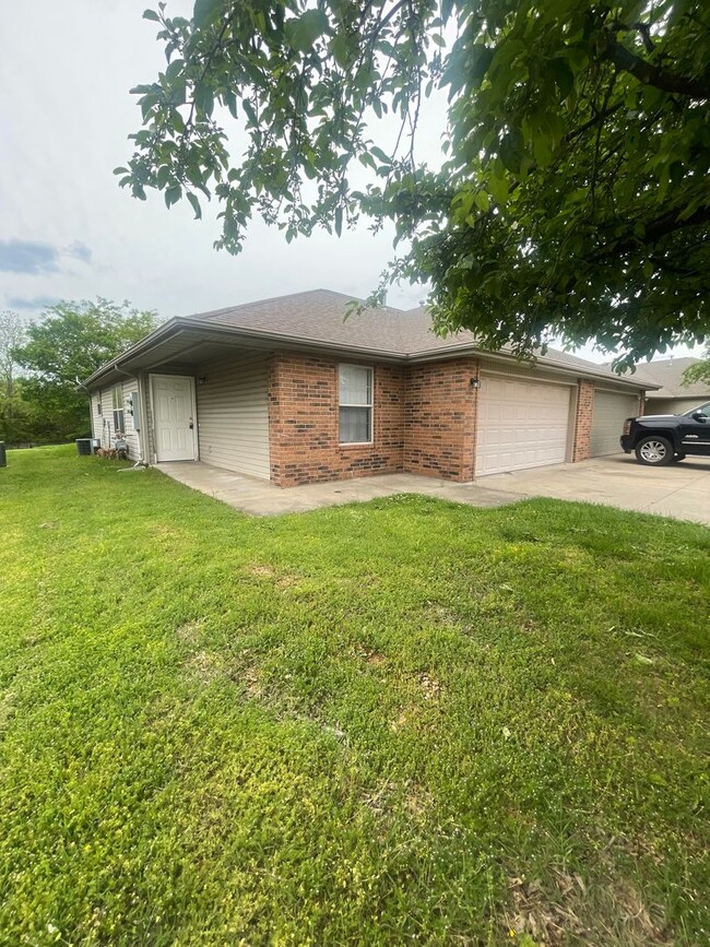 Foto del edificio - Beautiful 3 bedroom 2 full bath 2 car gara...