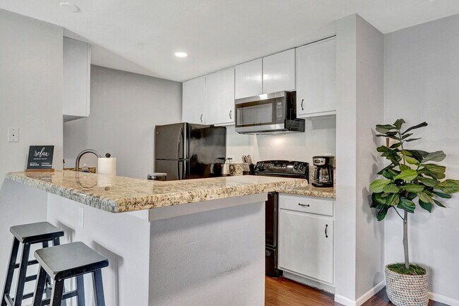 Building Photo - 8055 E Thomas Rd