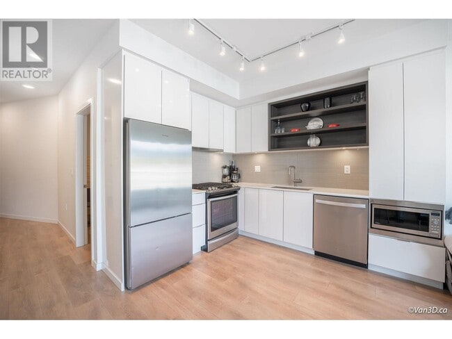 Building Photo - 725-725 Marine Dr