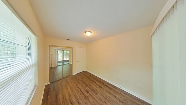 Building Photo - Lovely 2 Bed One Bath Duplex