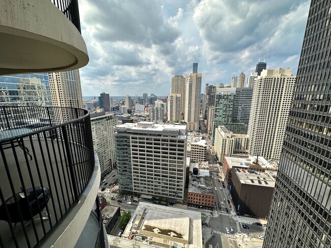 Foto del edificio - 300 N State St