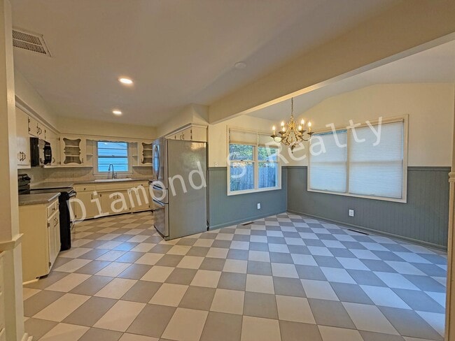 Building Photo - Southeast Springfield 3 Bedroom Home Avail...