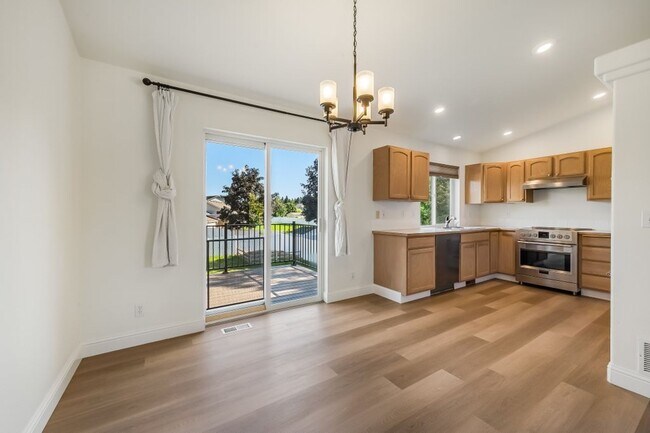 Building Photo - Montrose Community 5 bed 3 bath