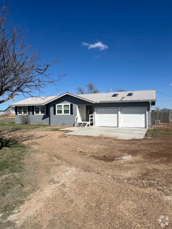 Apartments with Garages in Claude, TX 1 Rentals