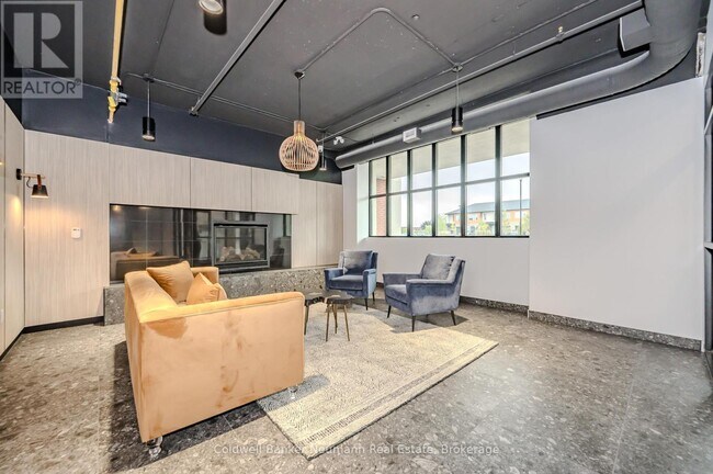 Building Photo - 120 Huron St