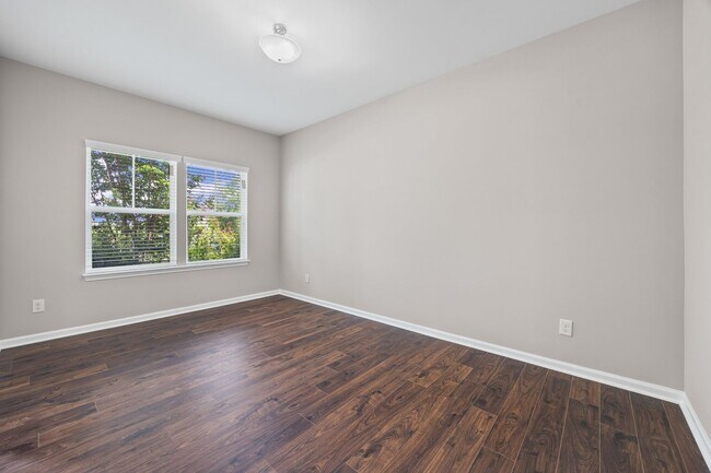 Foto del edificio - Spectacular 5 Bedrm, 3.5 Bath in the gated...