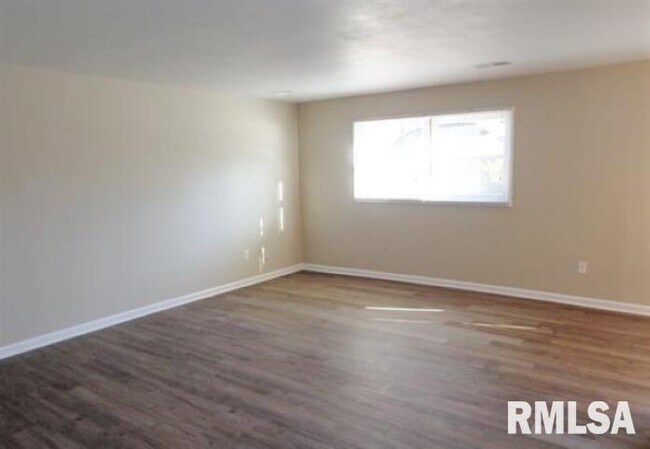 Building Photo - 5229 North Montclair Avenue