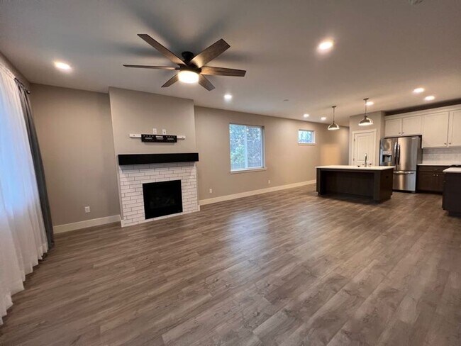 Building Photo - Beautiful Newer Ranch in East Vancouver