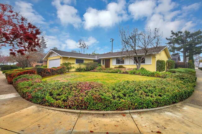 Building Photo - 11223 La Jolla Ct