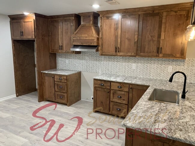 Building Photo - Completely updated and modern 3 bedroom