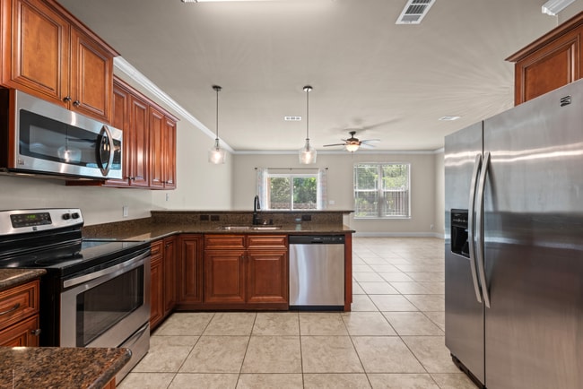 Building Photo - 4 Bed Navarre Townhome in Pool Community