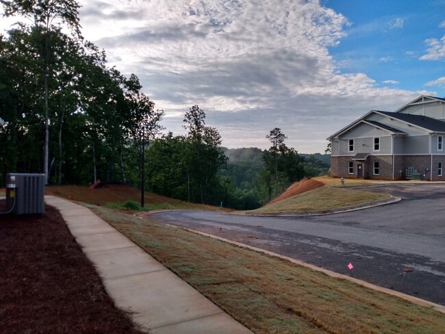 Building Photo - Peaks of Dahlonega