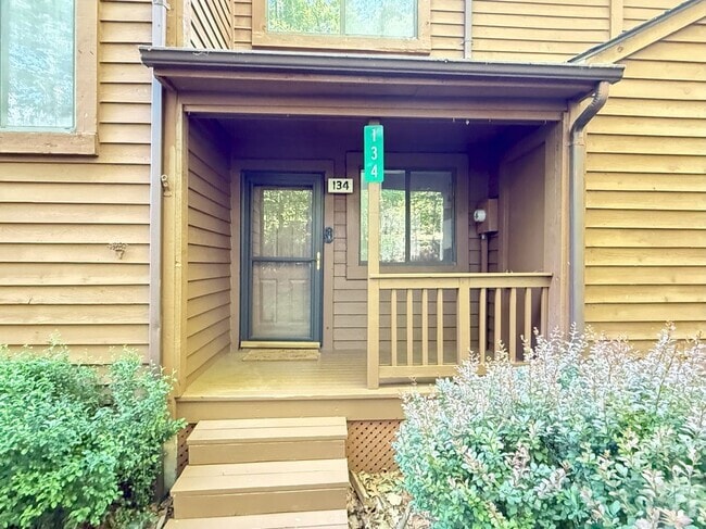 Building Photo - 134 English Ct