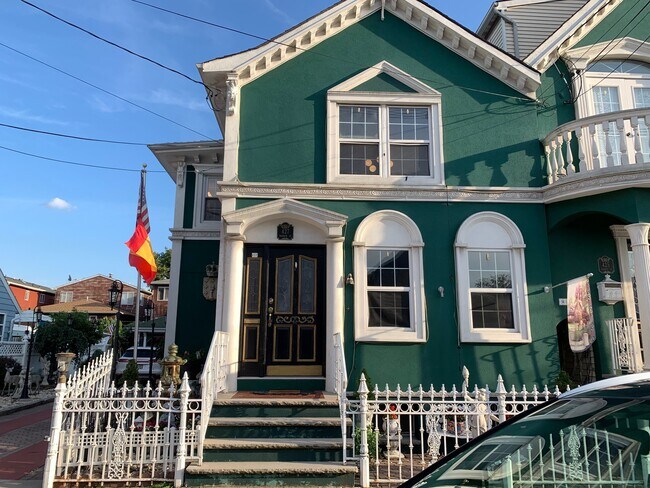 Building Photo - 427 Warren St